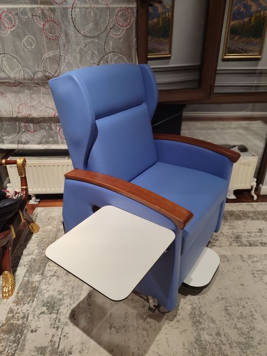 Медицинское кресло для больных и инвалидов.