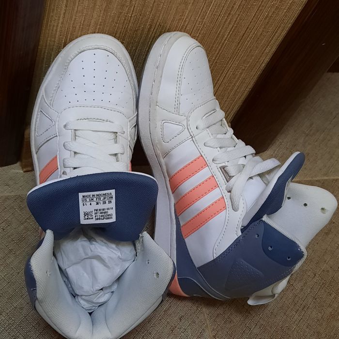 Дамски спортни обувки