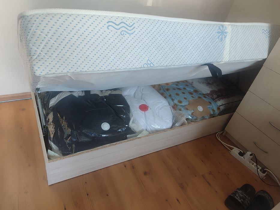 Продавам мебели за детска стая, подходящи за момче!