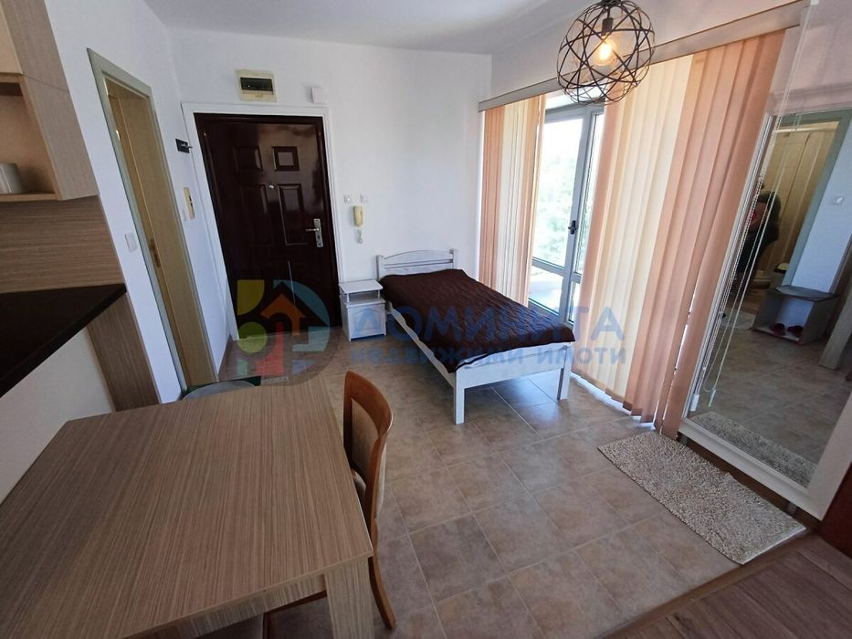 Просторен еднообемен апартамент на морския бряг.