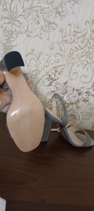 Туфли на каблуке с камнями