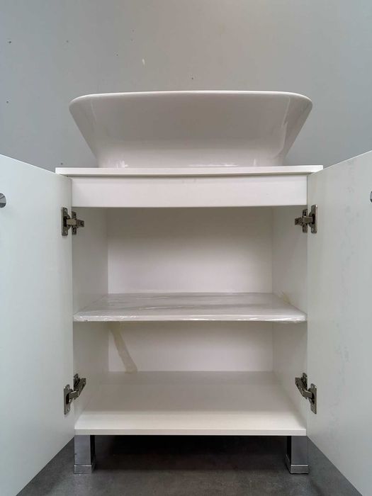 Шкаф 60 см с 2 врати и плот за мивка – бял