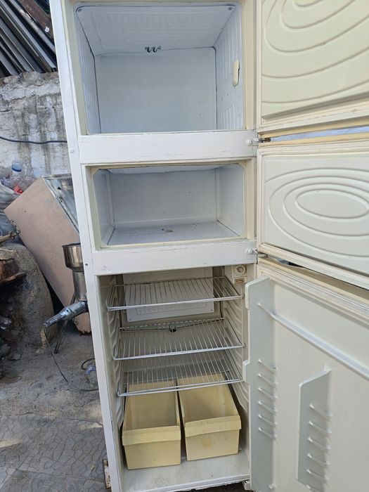 Прадаетса холодилник