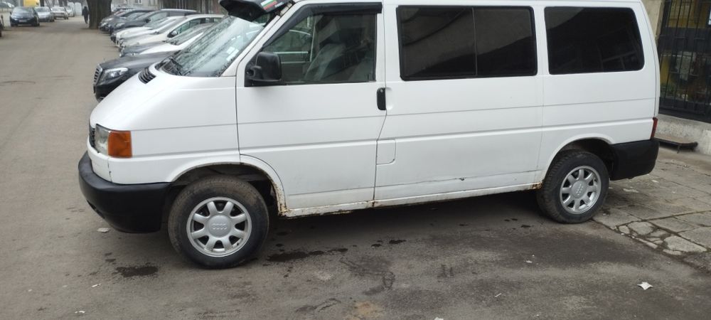 Продава се бусчето 8+1 с климатик