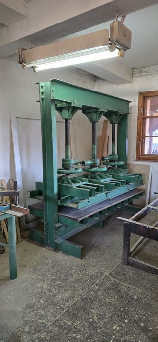 Преса за врати и фурнир