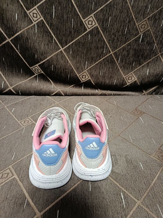 Adidaș. i Adidas