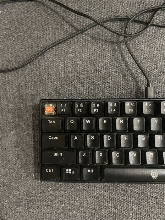 Продавам мишка на RAZER и клавиатура с червени  суйчове .