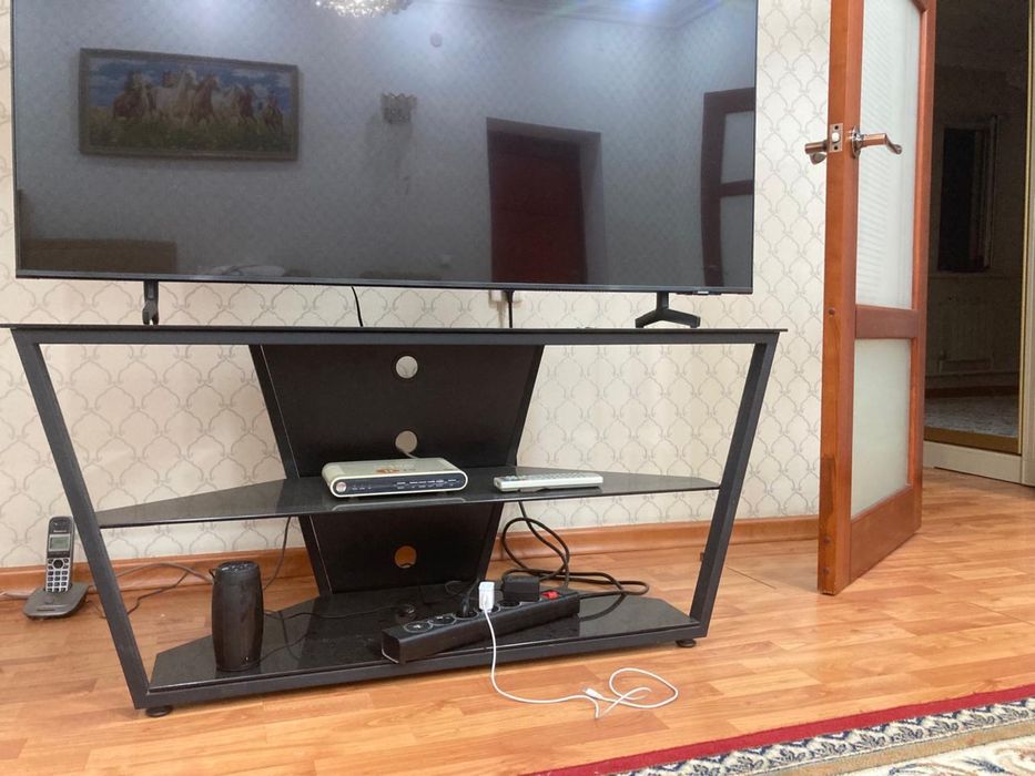 Продается ковер, стол, тумба по тв ,шторы