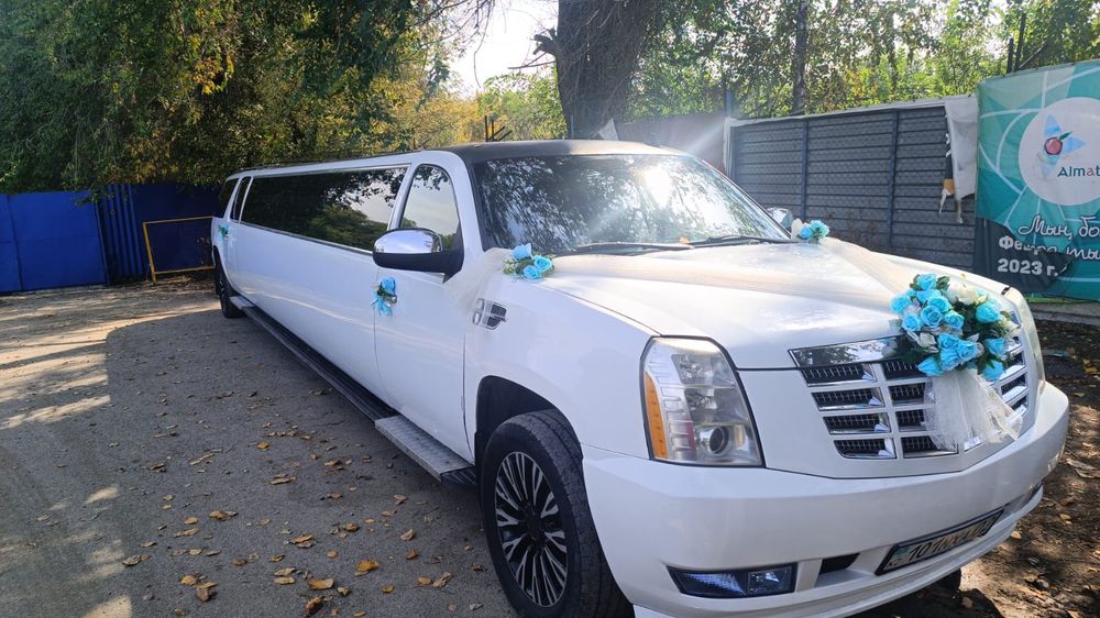 Розовый лимузин Cadillac escalade прокат аренда