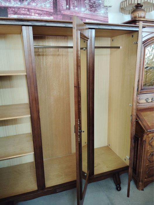 Трикрилен гардероб стил баски