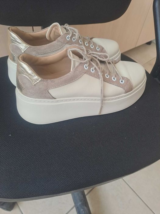 Бежови сникърси с платформа от естествена кожа в бежово и златно