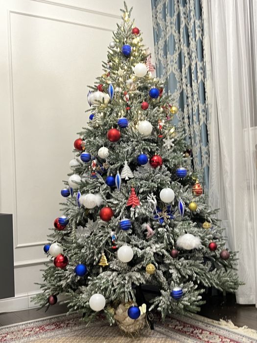 Продам ёлку с игрушками.