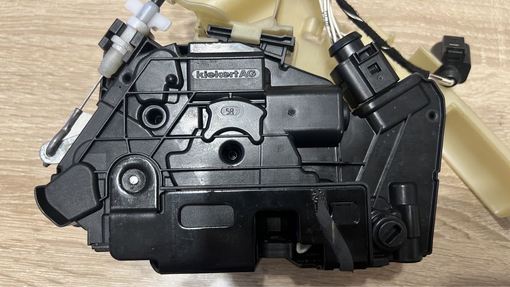 Broasca VW Passat CC facelift (2012-2016) spate dreapta, 5N0 839 016G