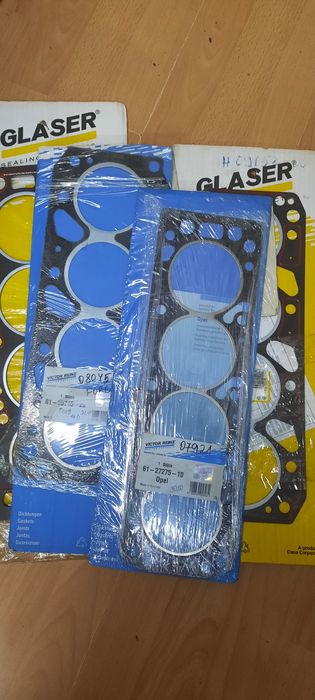 Разпродажба на гарнитури за глава за стари и ретро коли.