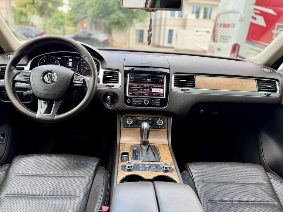 • Volkswagen Touareg 2012 / Extra full / Perne • Dynaudio / Parc Auto • RATE • Garantie •