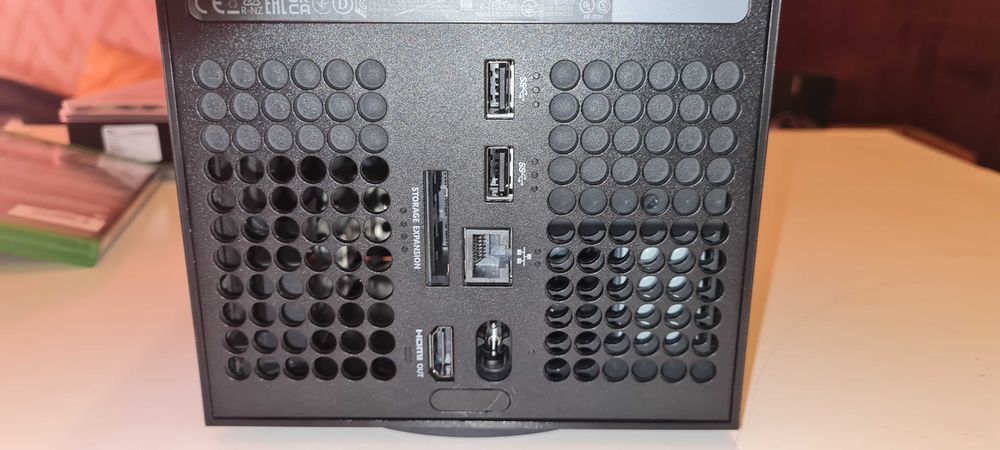 Xbox Series X 1TB SSD Като нов! С оригинален джойстик и 2 игри