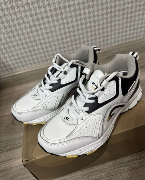 Кроссовки женские белые