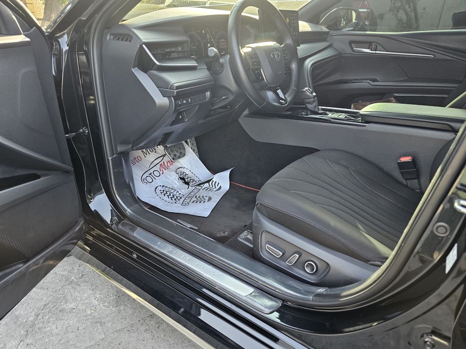 Toyota Camry 80. Gibrid Yili 2024. Yurgani 30000. Narxi 35200