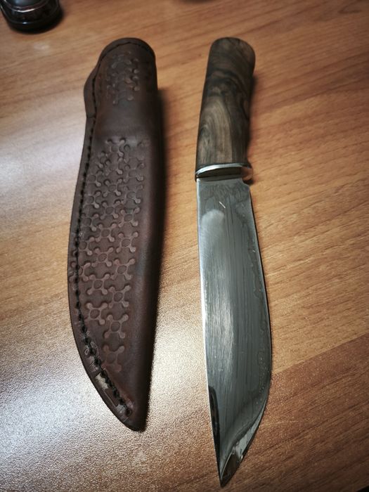 Чисто нов ловен нож с дръжка от орех и кания от телешки бланк