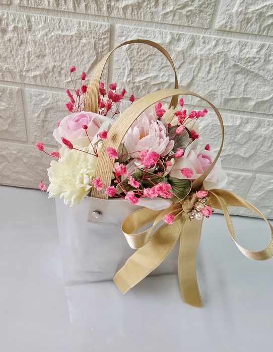 Аранжировка от сапунени рози и цветя