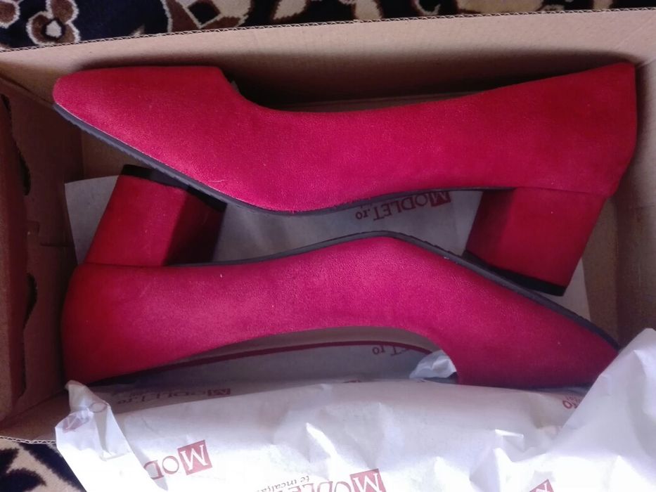 Pantofi noi,in cutie.