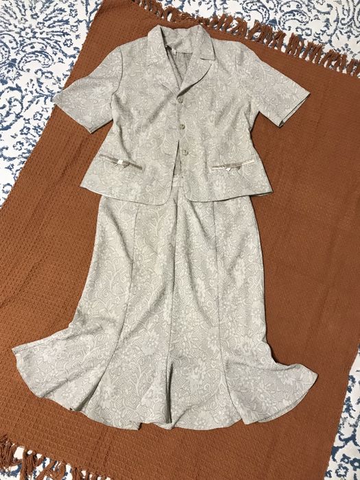 Продам женский костюм и платье
