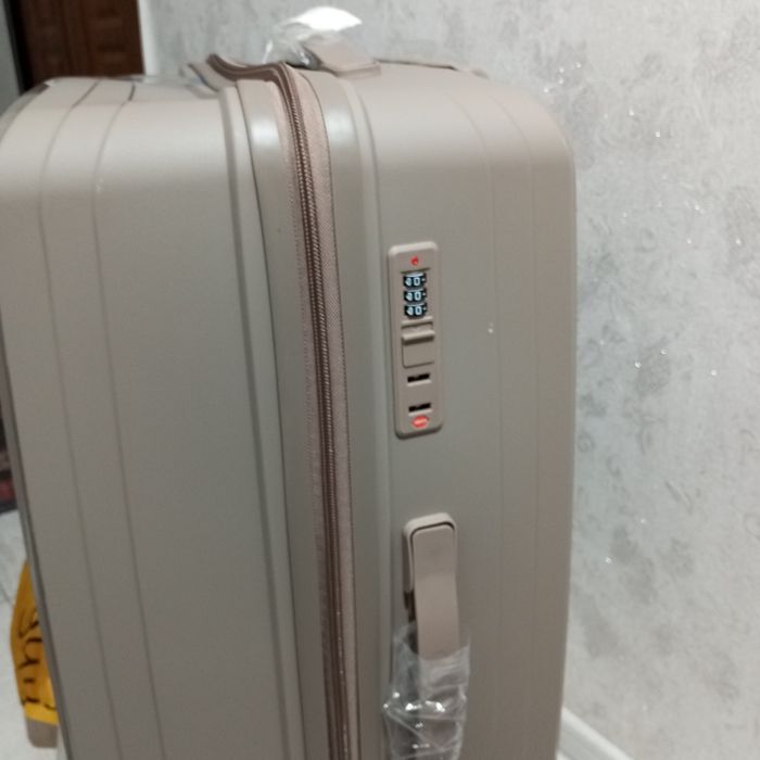 Продам чемодан большой