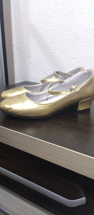Продам туфли (золотые)  для танцев