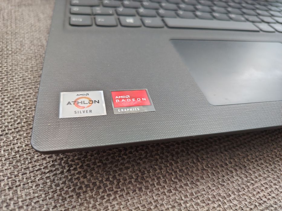 Лаптоп Lenovo V15