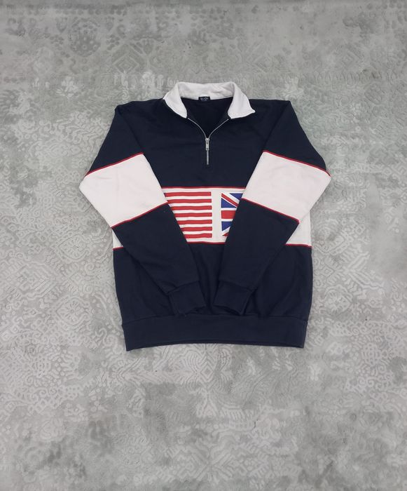 Vintage полузамок с флагами archive