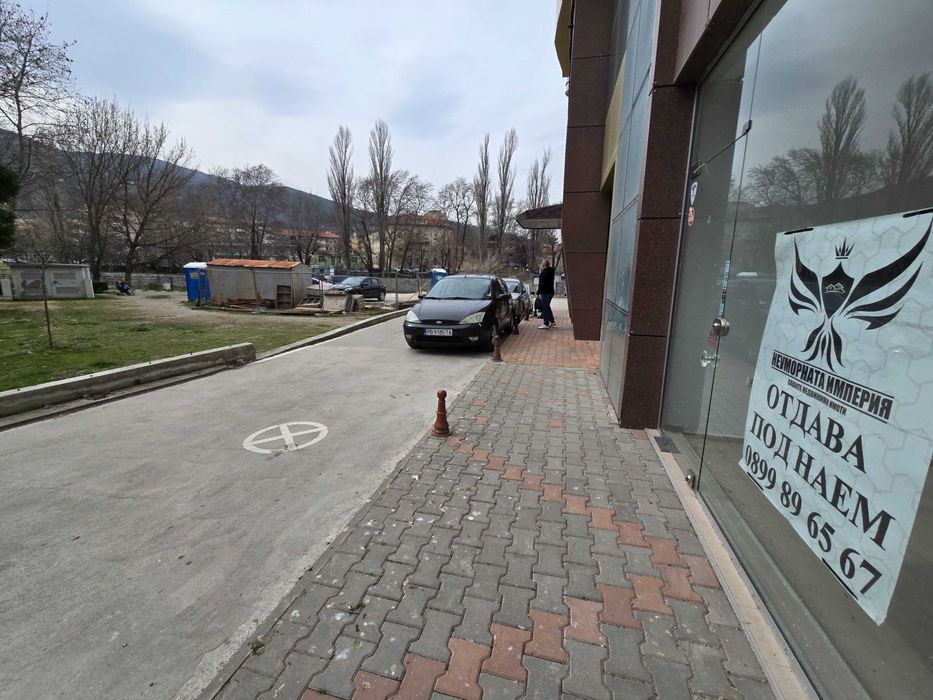 Под наем ново помещение, офис магазин 40кв. в гр.Асеновград топ център