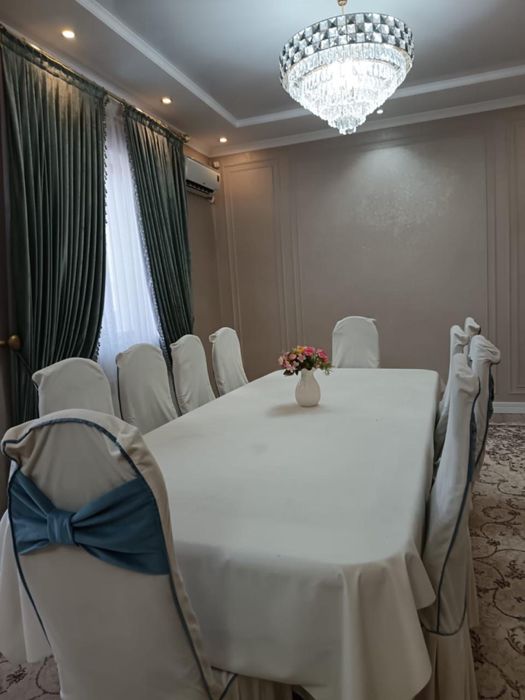 Срочно продаётся стол и стулья в комплекте. На 10-12 человек