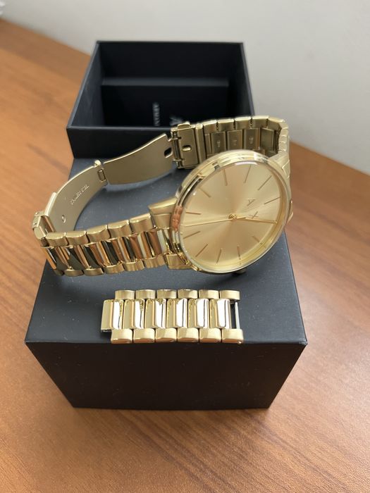 Златист часовник Armani