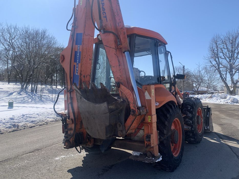 Извършвам услуги с комбиниран багер