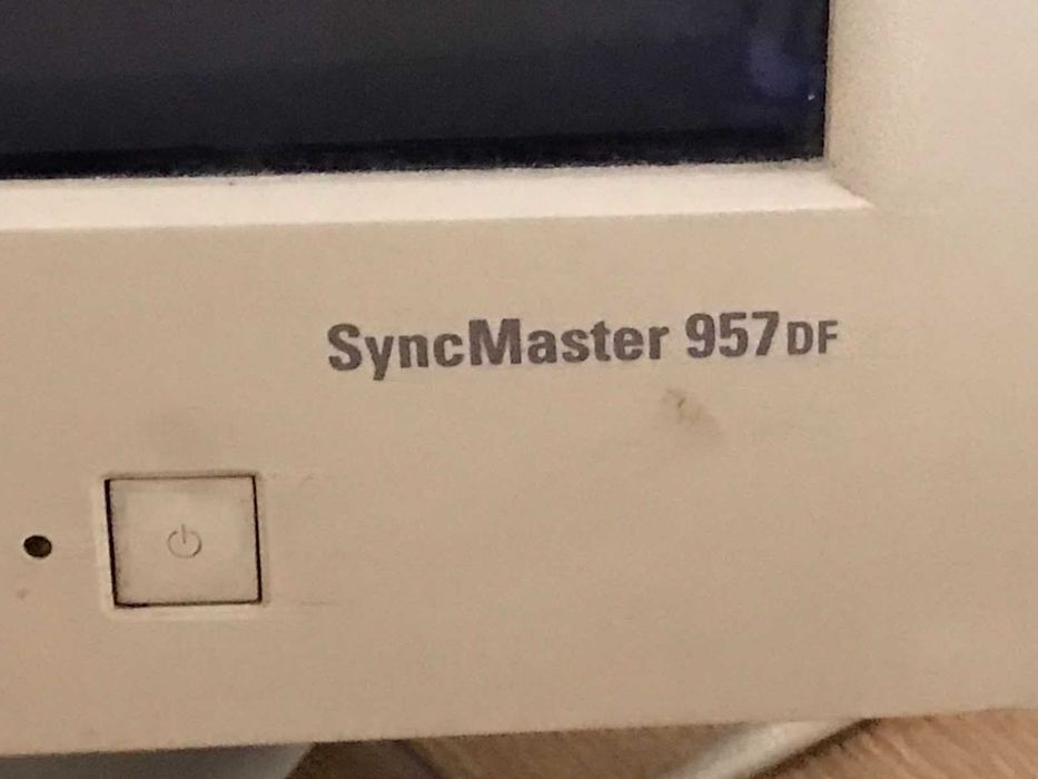 Монитор Samsung SyncMaster 957 DF
