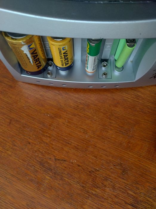 Încărcător de baterii