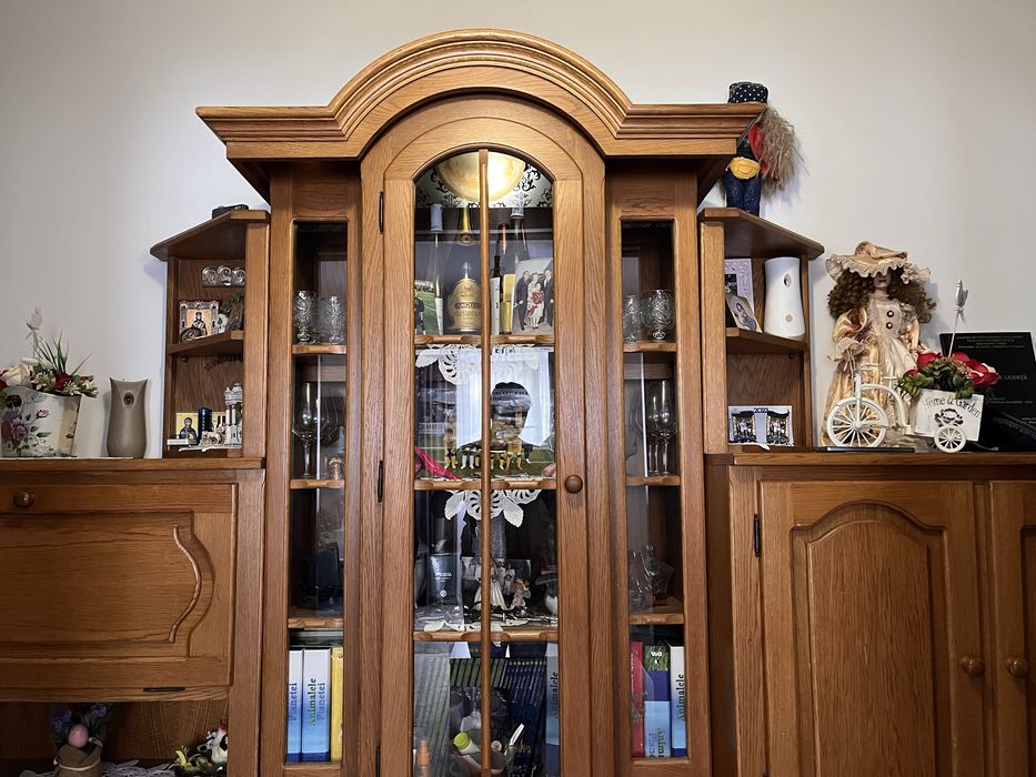 Mobilă living din lemn masiv – vitrină + dulapuri