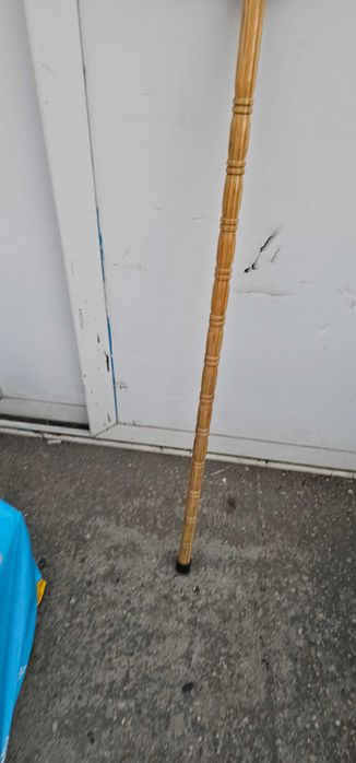 baston din lemn scluptat sprijin seniori