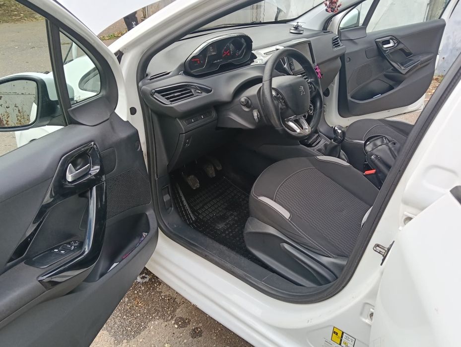 Peugeot 208 2015