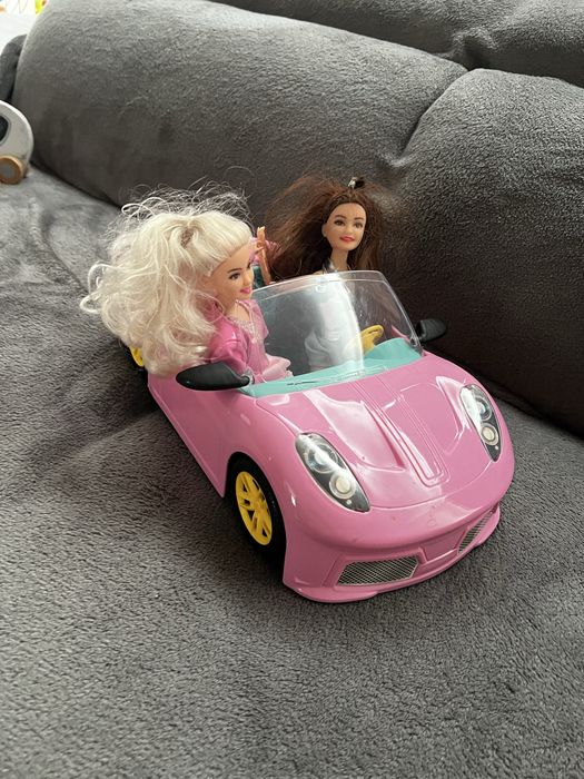 Masina roz cu doua papusi barbie