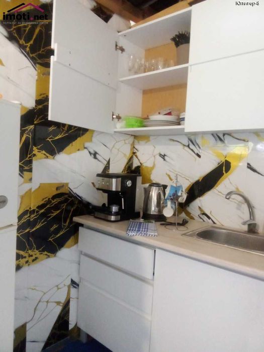 Продава бунгало с веранда в Кариани до брега.