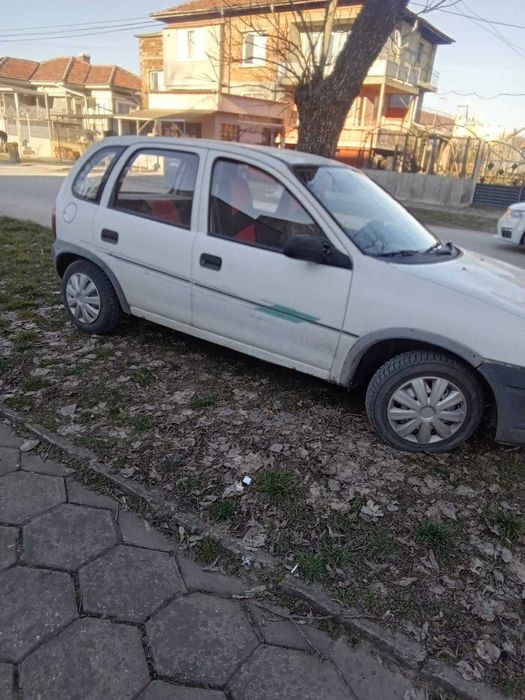 Продавам лек автомобил Opel Corsa 1.2