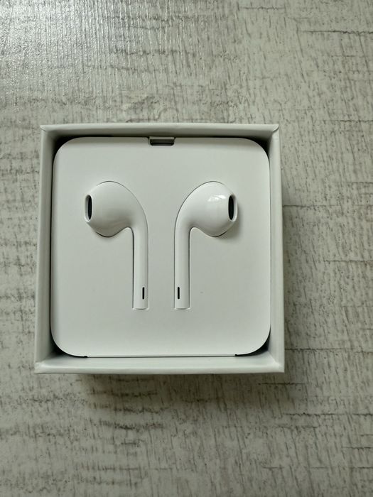 Жични слушалки на Apple