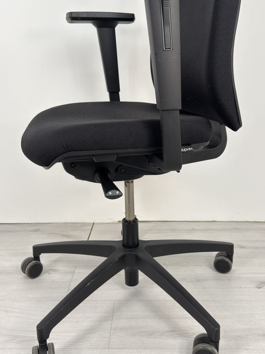 Офис ергономичен стол Dauphin Just Magic съчетава елегантен дизайн