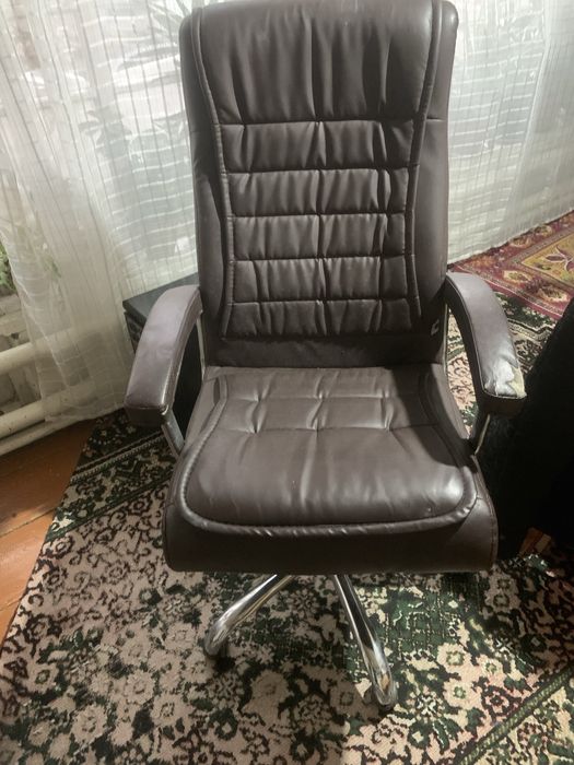 Офисная кожаная кресло