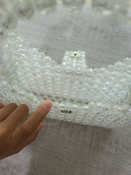 белая сумочка из бусинок