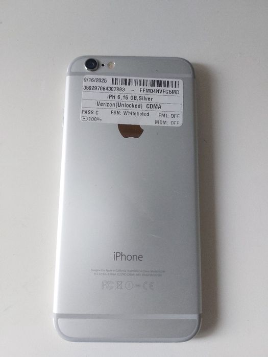 Telefon iPhone 6 cu husa, folie sticlă si cablu încărcare