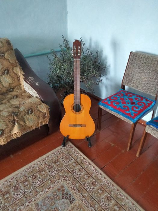 Продам классическую гитару
