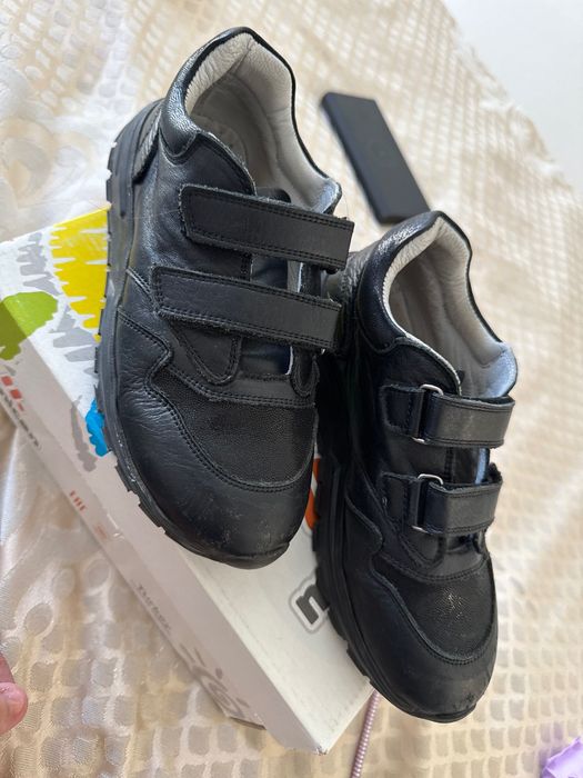 Продам детские кроссовки