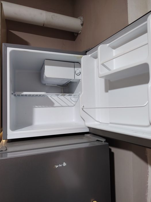 Продавам хладилен мини бар модел Tesla